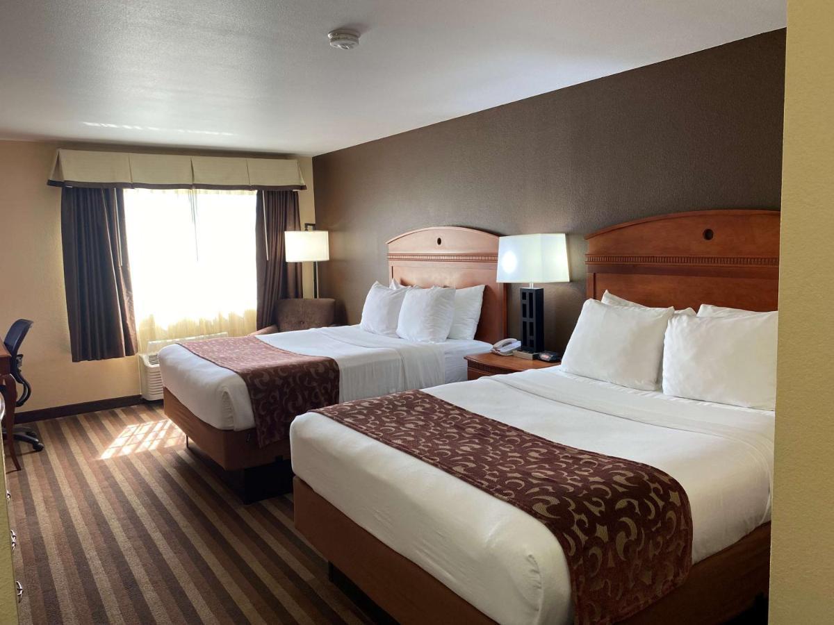 Best Western Manhattan Inn Екстериор снимка