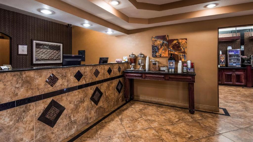 Best Western Manhattan Inn Екстериор снимка