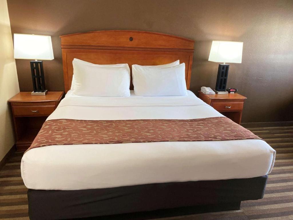 Best Western Manhattan Inn Екстериор снимка