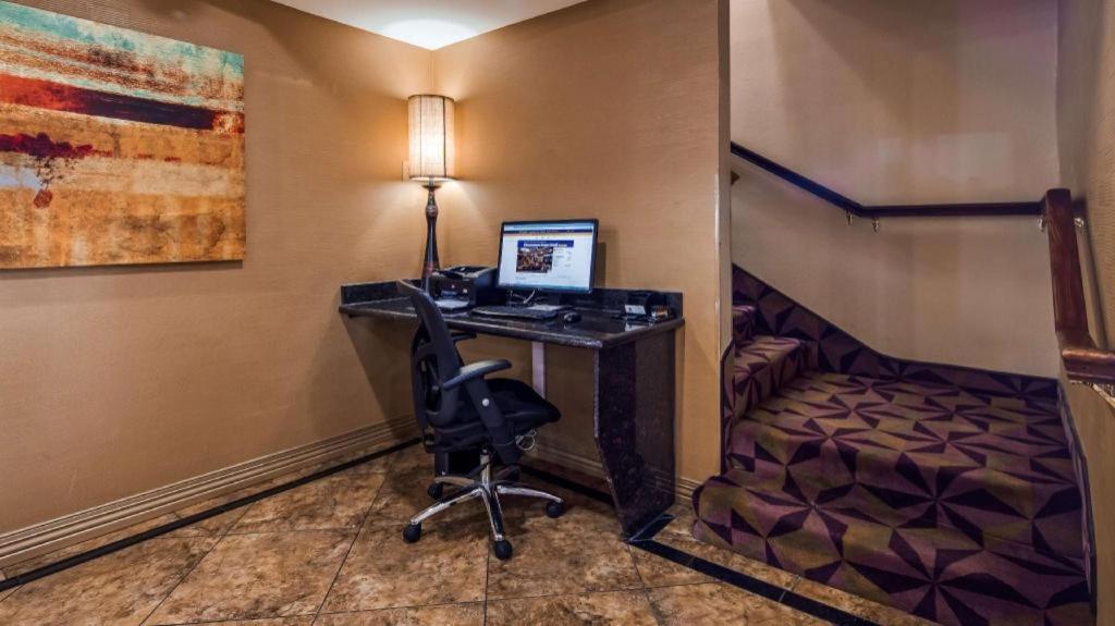 Best Western Manhattan Inn Екстериор снимка